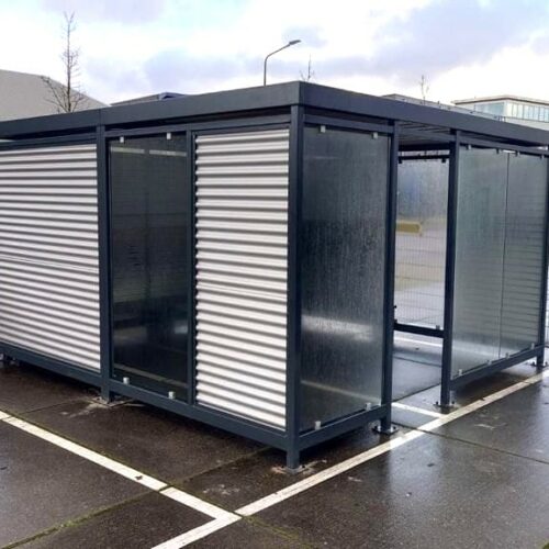 Rookoverkapping Myla 218 Maatwerk rookoverkapping 4 x 4m met wanden van veiligheidsglas en golfplaat in ral kleur